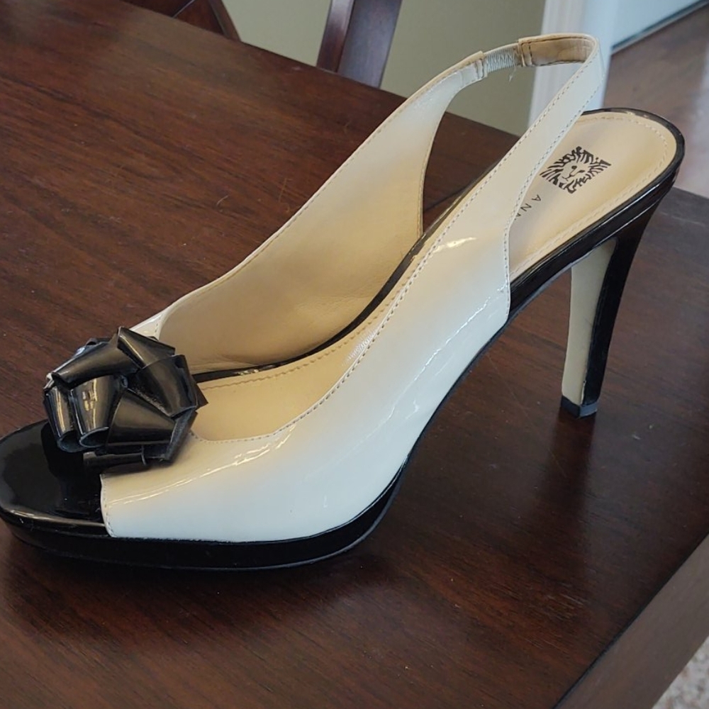 9 Anne Klein Off-White and Black Peek Toe Heel